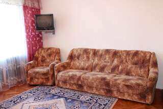 Отель Agat Hotel Минск Стандартный номер с 2 односпальными кроватями и диваном-4